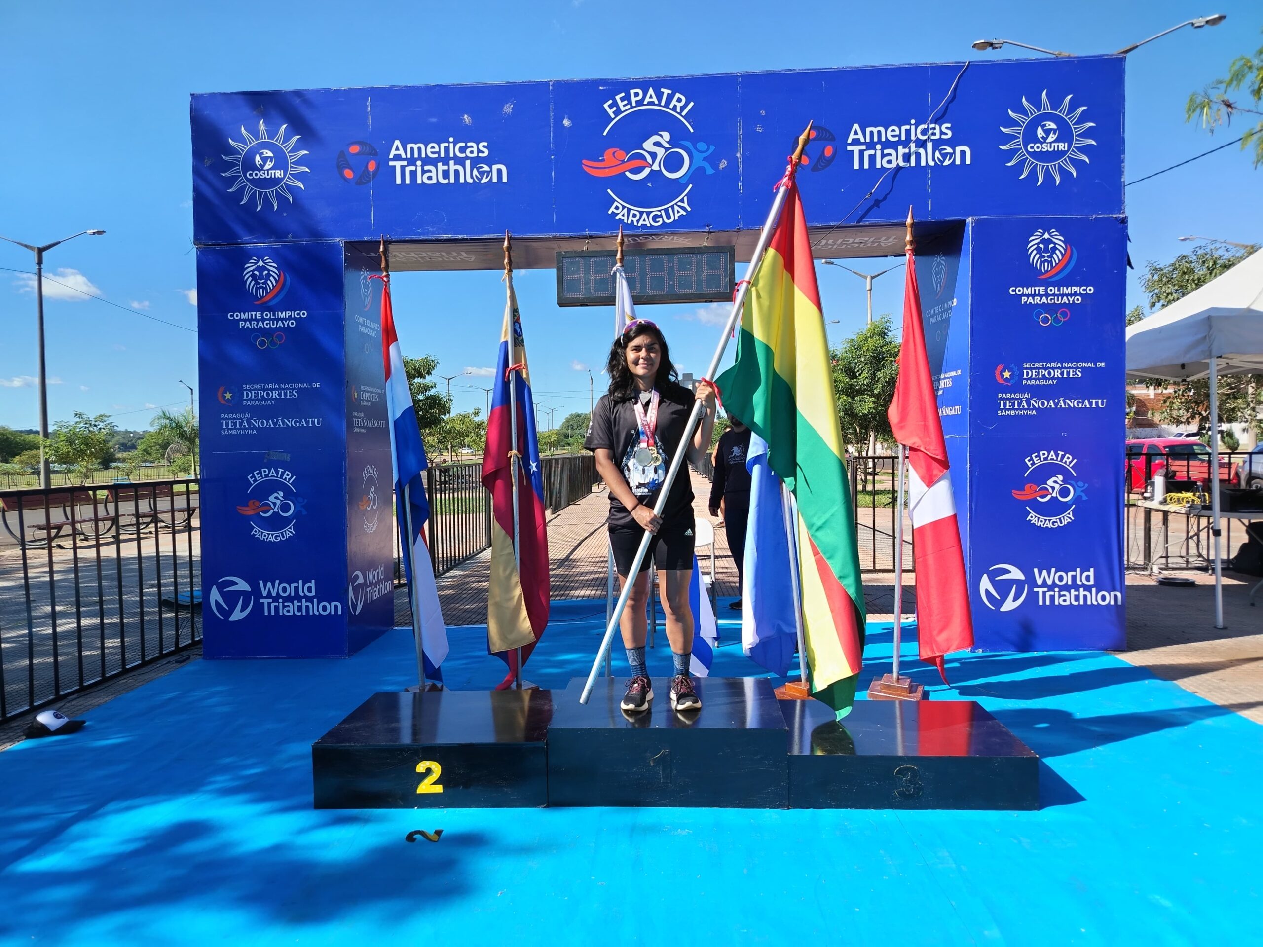 Marjim Soto Ramos: La triatleta boliviana que superó la adversidad y se coronó campeona nacional.