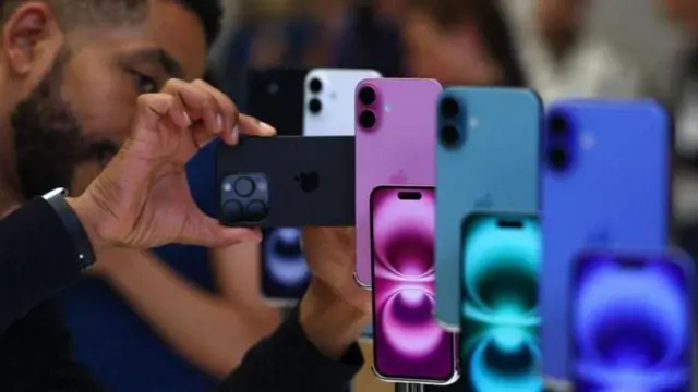 Apple trasladará la producción de iPhones y dispositivos fuera de China para contrarrestar políticas comerciales de Trump.