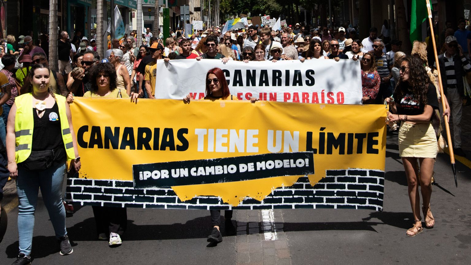 Turismo desbordado en las Islas Canarias: residentes protestan por condiciones laborales y impacto ambiental.