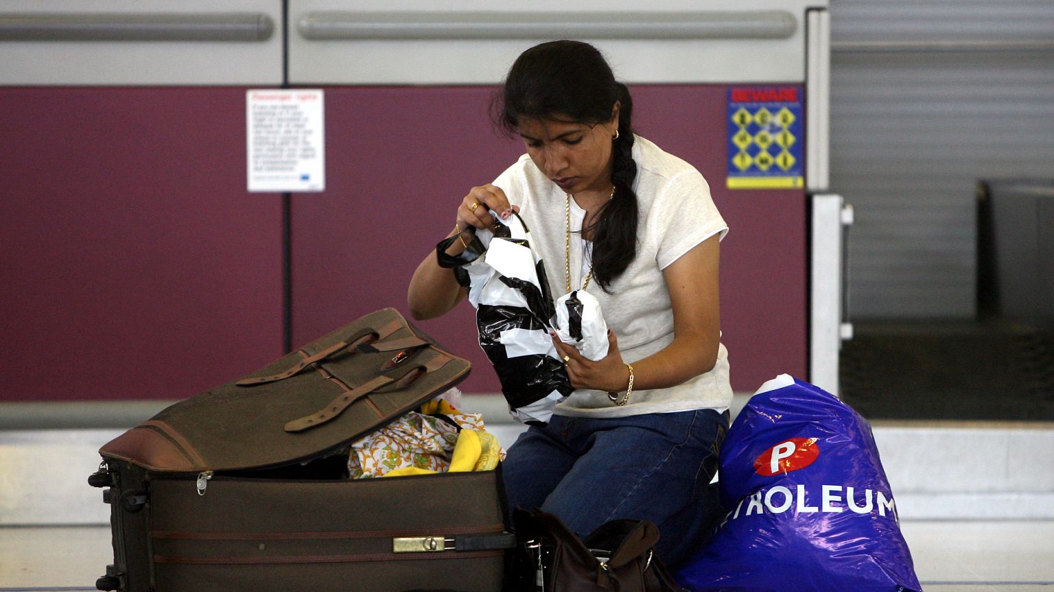 Organizaciones de consumidores denuncian tarifas abusivas por equipaje de mano en aerolíneas de bajo coste.