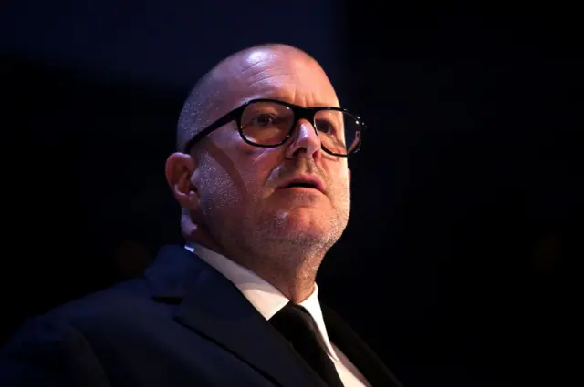 Jony Ive se une a OpenAI: Un paso inesperado en la innovación tecnológica.