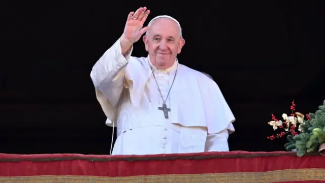 El Papa Francisco rompe tradición al publicar autobiografía «Esperanza» durante su pontificado.