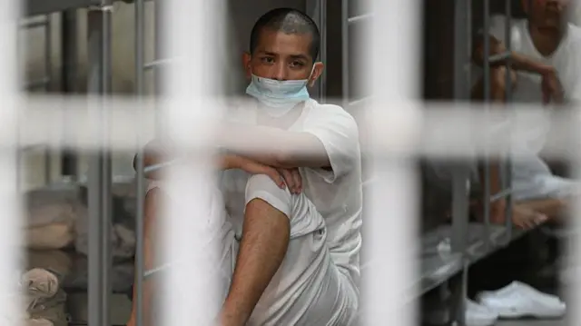 Juez federal de Texas impide deportación de migrantes venezolanos invocando Ley de Enemigos Extranjeros