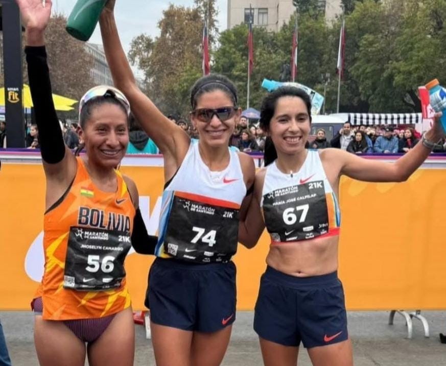 Jhoselyn Camargo obtiene medalla de plata en Media Maratón de Santiago 21K.