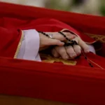 La transformación del papamóvil de Francisco en Gaza: esperanza en medio del conflicto.