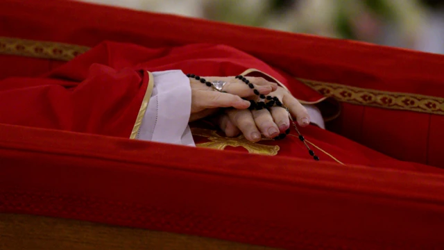 El Vaticano revela las primeras imágenes del papa Francisco en su féretro