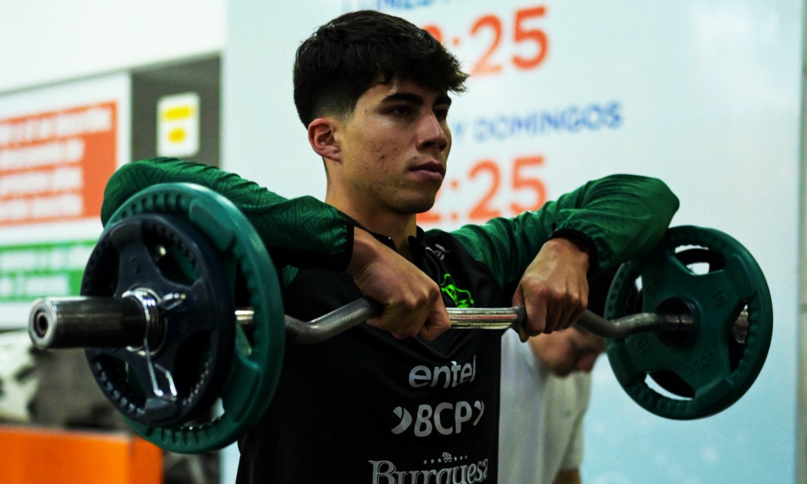 Carlos López, futbolista boliviano, confiado en enfrentamiento crucial contra Venezuela en Eliminatorias.