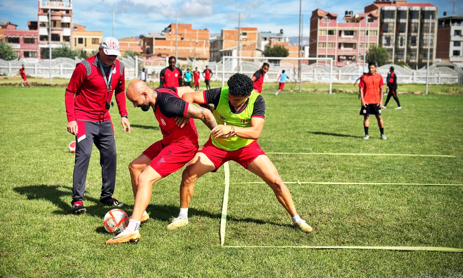 El director técnico de Independiente elogia la actitud positiva de sus jugadores antes de enfrentarse a Oriente Petrolero.